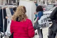 El video de la periodista @agustinavril que muestra cómo funciona el probador improvisado en plena vereda de un puesto de prendas en el barrio de Flores Foto: Captura de video