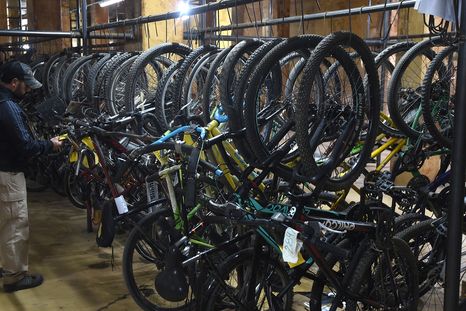 Unas 12.000 bicicletas están secuestradas. En la foto, Juan Pablo Díaz, encargado de las piletas de secuestros. Foto: Walter Moreno/Mdz Unas 12.000 bicicletas están secuestradas. En la foto, Juan Pablo Díaz, encargado de las piletas de secuestros. Foto: Walter Moreno/Mdz