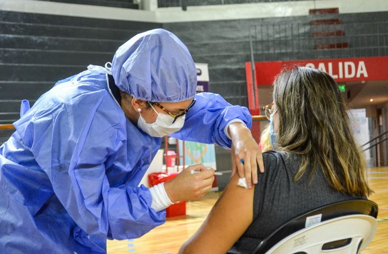 Muchas personas que recibieron la primera dosis, ya se preguntan cuándo les tocará la segunda. Foto: Gobierno de San Juan