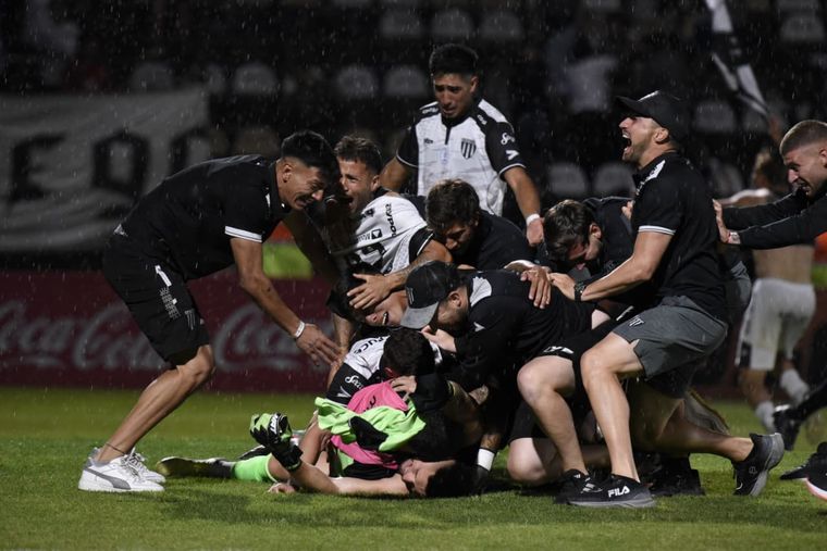 Rigamonti héroe, penales y un Lobo desatado: ¡Gimnasia vuelve a Primera después de 42 años!
