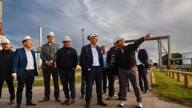 El CEO de YPF, Horacio Marín, recorre las instalaciones de la exrefinería San Lorenzo.&nbsp;