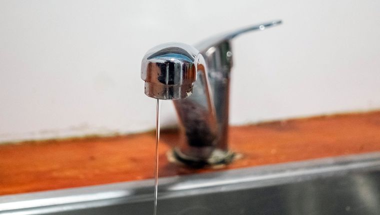 Ante la falta de presión, así resuelven los vecinos el problema del baño. Foto: Santiago Tagua/MDZ