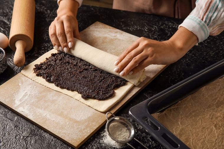El strudel es un postre tradicional de Europa Central, especialmente popular en Austria y Hungría, donde las semillas de amapola son un relleno clásico en esta receta. El strudel es un postre tradicional de Europa Central, especialmente popular en Austria y Hungría, donde las semillas de amapola son un relleno clásico en esta receta.