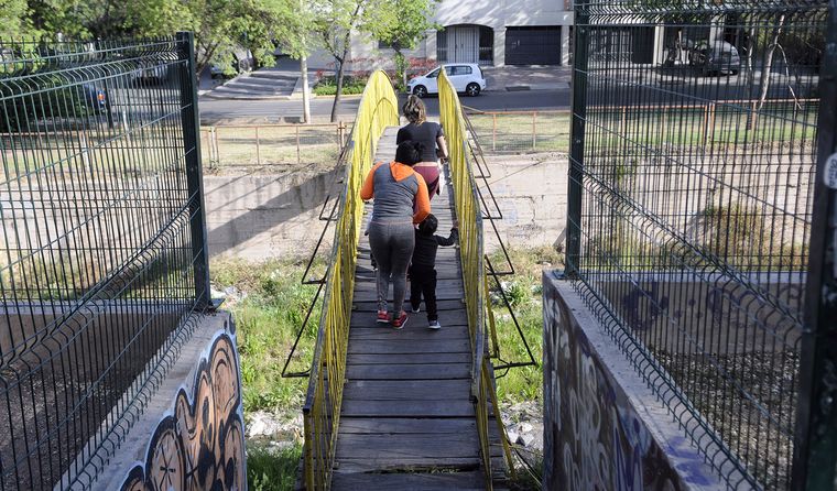 El puente peatonal era usado por los vecinos como un acceso practico, aunque inseguro en sus últimos años de funcionamiento.