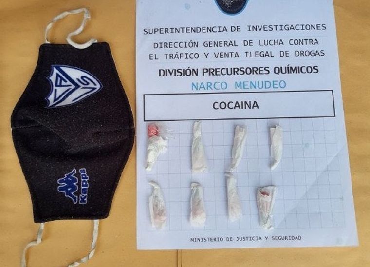 El dealer transportaba la droga en un bolsillo interno del barbijo