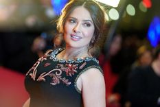 Salma Hayek varia entre los jeans crop o arremangados y los acampanados. Foto: CNN en Español