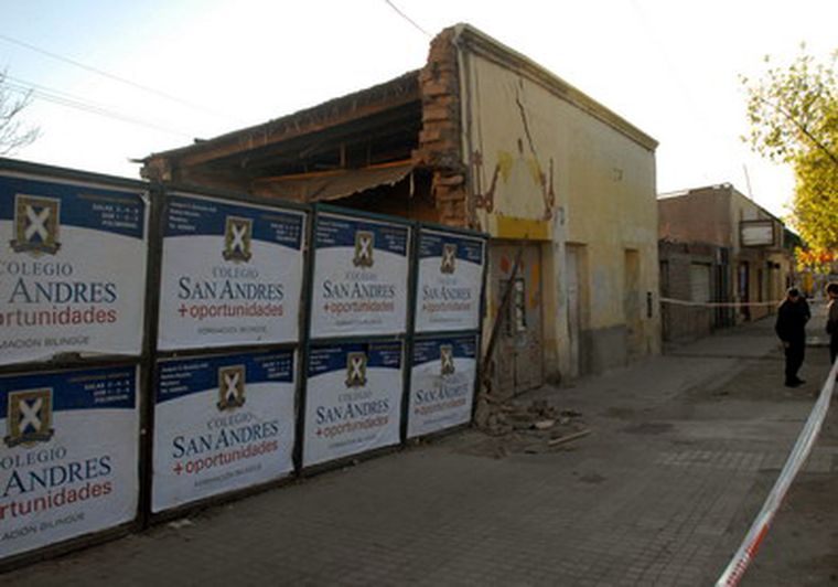 La vivienda es de adobe y una de las paredes se desmoronó esta mañana. Foto: Marcelo Ruiz/ MDZ