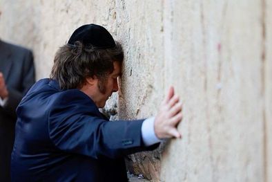 MDZol | Javier Milei vive su máximo fracaso político desde el exterior Foto: Manuel Adorni- vocero presidencial