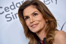 Cindy Crawford admite que cuando estaba en el colegio recibía los malos tratos de sus compañeras, quienes envidiaban su despegue en el mundo de la moda. Foto: Prevention - https://hips.hearstapps.com/hmg-prod.s3.amazonaws.com/images/cindy-crawford-attends-the-womens-guild-cedars-sinai-annual-news-photo-1629858188.jpg