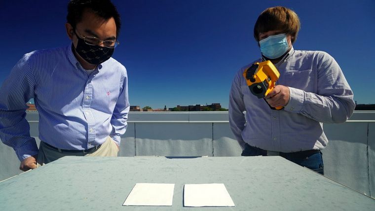 El profesor Xiulin Ruan y su invento.