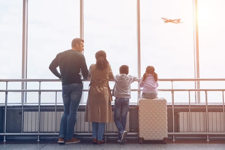 Imagen ilustrativa. Las crisis argentinas multiplican las historias de emigrantes. Esperanza para los que se van, tristeza para los que los despiden. Foto: Shutterstock