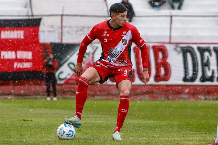 Luciano Paredes, con la 4 en el Deportivo Maipú. Luciano Paredes, con la 4 en el Deportivo Maipú. 