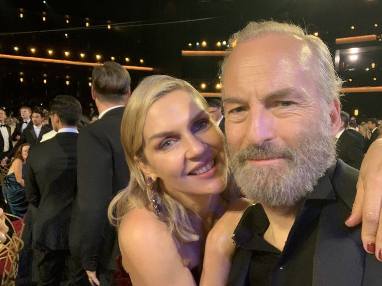 Ni Bob Odenkirk ni Rhea Seehorn ganaron nada en los Premios Emmy. Foto: Twitter (@mrbobodenkirk)