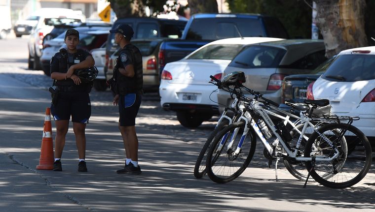 En cuestión de segundos roban la rueda de un auto en zona aledaña al Procrear de calle Belgrano. Crece la inseguridad. Foto: ALF PONCE MERCADO / MDZ