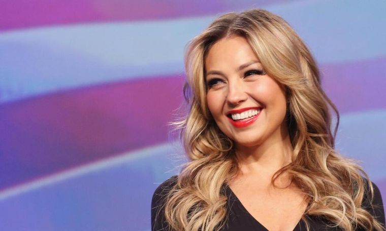 Thalía impactó a todos al ser captada en bata de baño junto a otro hombre que no es su esposo Foto: Instagram