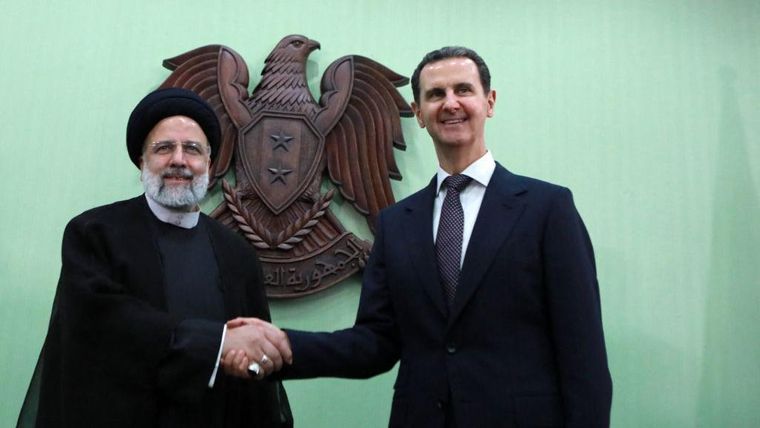 El expresidente sirio, Bashar al-Assad (der.) fue uno de los aliados más cercanos de Irán hasta que fue derrocado el año pasado.
