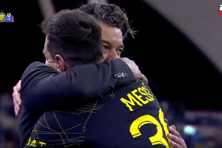 Gallardo y Messi, unidos en un abrazo y extenso ida y vuelta.