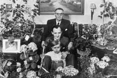 Ole Kirk Kristiansen junto a su hijo Godtfred y su nieto Kjeld. Foto: (C) LEGO GROUP Ole Kirk Kristiansen junto a su hijo Godtfred y su nieto Kjeld. Foto: (C) LEGO GROUP