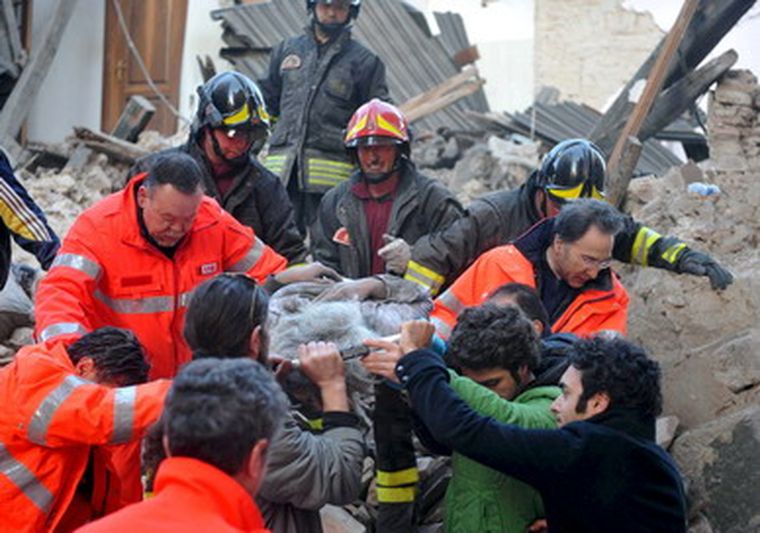 Los rescatistas tienen una intensa actividad en los terremotos. Foto: EFE