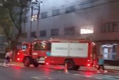 se incendio el edificio del conicet: los bomberos controlaron las llamas