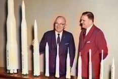 James E. Webb, presentándole una colección de modelos de cohetes al expresidente Harry S. Truman durante una visita presidencial a la entonces recién inaugurada sede de la Nasa. Foto: GETTY IMAGES