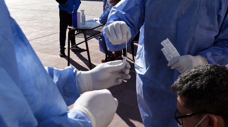 La Organización Mundial de la Salud (OMS) reportó que, entre el 20 de noviembre y el 17 de diciembre de 2023 , hubo un incremento de 850 mil nuevos casos de Covid notificados Foto: ALF PONCE MERCADO / MDZ