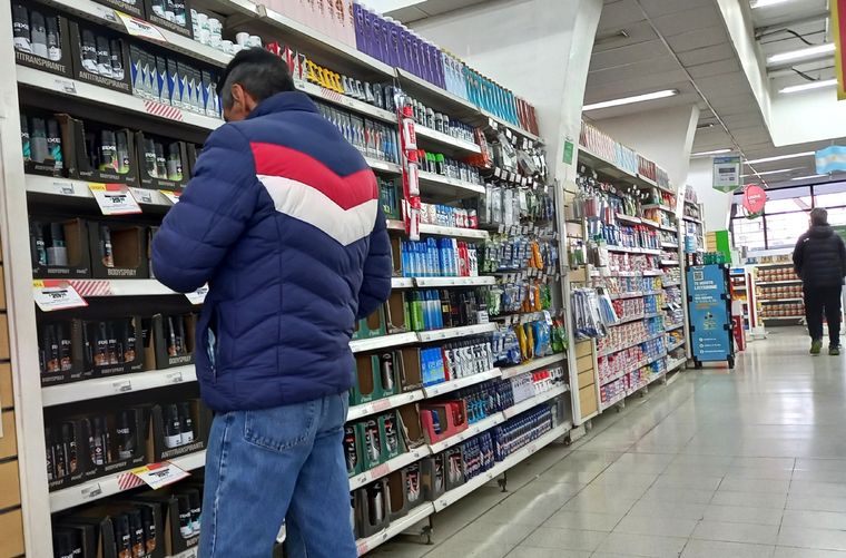 Semana tras semana, chilenos vienen a Mendoza a llevarse de todo. Foto: MAXIMILIANO RÍOS / MDZ