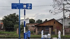 Los investigadores analizan la zona horas después del asesinato.