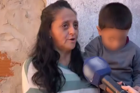 La mujer vive con su hijo Tomás en el barrio rosarino de Empalme Graneros, y se sorprendió al ver lo que hicieron con su identidad para llevarse a un nene a Bolivia. La mujer vive con su hijo Tomás en el barrio rosarino de Empalme Graneros, y se sorprendió al ver lo que hicieron con su identidad para llevarse a un nene a Bolivia.