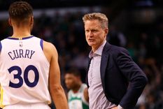 Steve Kerr solo hizo jugar seis minutos a Curry en el último cuarto, de la caída de Golden State. Foto: @stevekerr