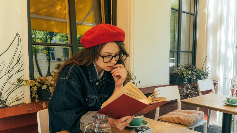 La estética intelectual mezcla literatura, moda clásica y espacios culturales en la nueva tendencia global.
