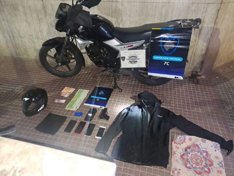 Elementos incautados a los motochorros que asaltaron un bar a mano armada Foto: NA