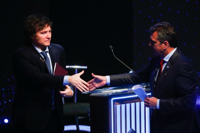 Javier Milei y Sergio Massa se verán las caras nuevamente en el tercer debate presidencial Foto: EFE
