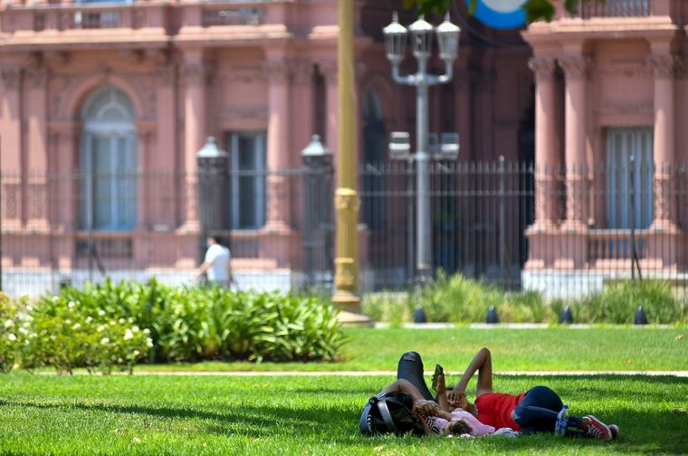 Este sábado se presenta en la Ciudad de Buenos Aires y el conurbano bonaerense con altas temperaturas Foto: NA