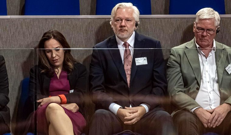 El fundador de WikiLeaks, Julian Assange, su esposa Stella Assage y el editor jefe de Wikileaks, Kristinn Hrafnsson. Foto: Efe.