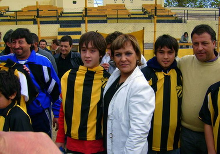 En la entrega de los donativos estuvo Cristina Pérez, en una de sus recorridas de campaña.
