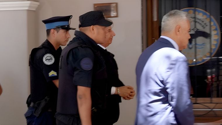 Bento, esposado. Seguirá enfrentando el juicio oral en el que está acusado de delitos graves Foto: Rodrigo DAngelo / MDZ