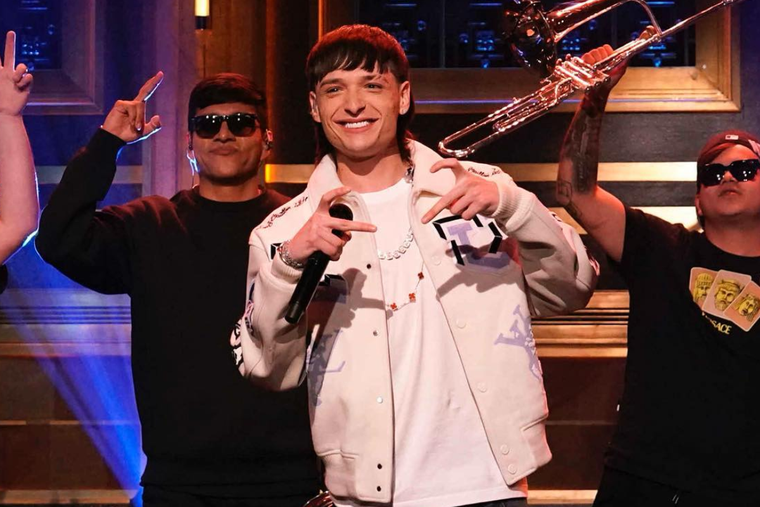 Este es el verdadero grado de estudios de Peso Pluma.