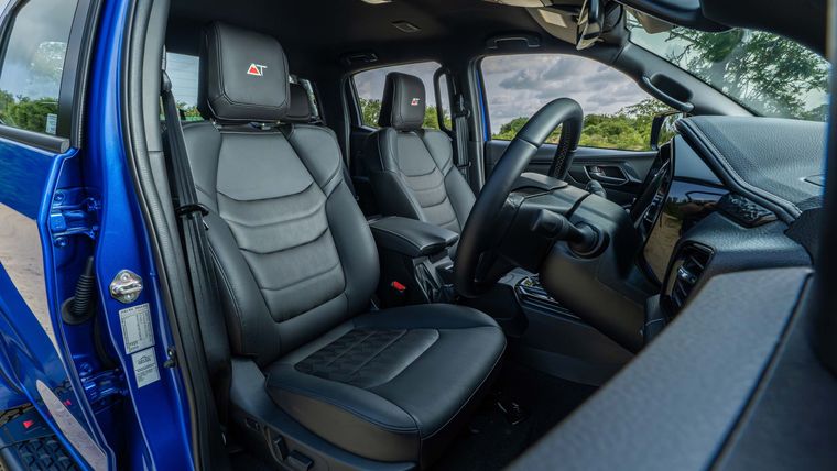 En el interior de la Isuzu D-Max AT35, conductor y pasajeros disfrutan de tapicería de cuero, asientos delanteros calefactables y climatizador bizona.