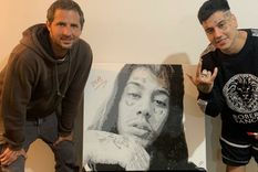 Lukas Nicolino junto a Duki y su retrato, con el que juntaron los fondos para ayudar a un niño que estaba por perder la visión