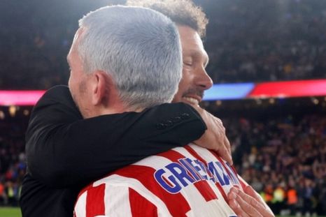 Diego Simeone y un emotivo abrazo con Antoine Griezmann. Diego Simeone y un emotivo abrazo con Antoine Griezmann.