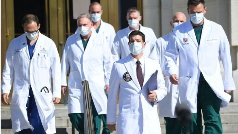 Trump es atendido por alguno de los mejores médicos de EE.UU.