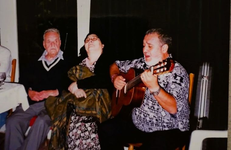 Ángel Bustelo, Mercedes Sosa y Pocho Sosa, en aquellas noches inolvidables. Foto Gentileza Nerina Bustelo Ángel Bustelo, Mercedes Sosa y Pocho Sosa, en aquellas noches inolvidables. Foto Gentileza Nerina Bustelo