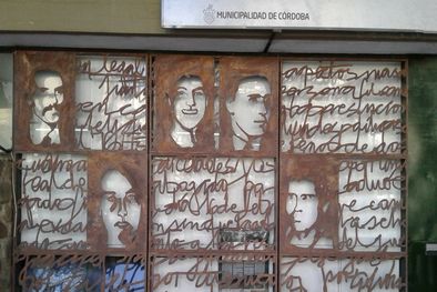 MDZol | Correo clandestino. Mural escultórico de Adrián Manavella en la Municipalidad de Córdoba con imágenes de trabajadores desaparecidos y fragmentos de la carta clandestina. Foto: Gentileza Libro Filosofía. Adrían Manavella.