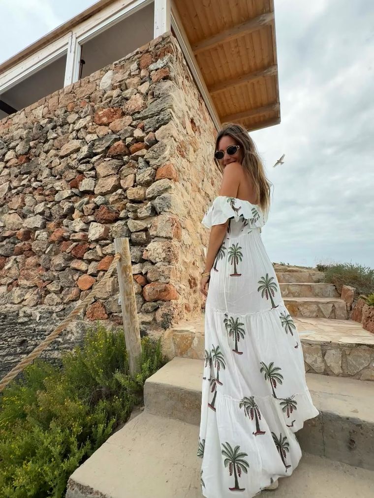 El vestido off shoulder que Pampita eligió para sus días de sol y mar. El vestido off shoulder que Pampita eligió para sus días de sol y mar.