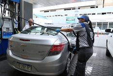 En la actualidad la nafta súper ronda los 0,80 centavos de dólar, pero debería tener un salto importante, según la visión libertaria, para alinearse a los valores internacionales. Foto: Maximiliano Ríos/MDZ