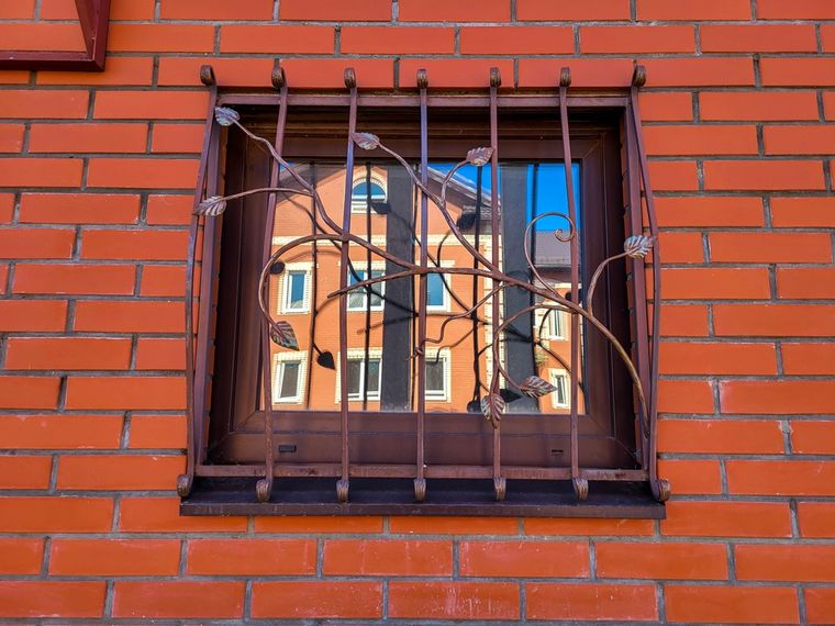 Las rejas curvas combinan protección y estética, ideales para balcones y ventanas expuestas. Foto: Shutterstock