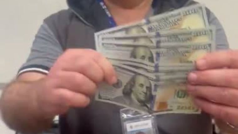 El hombre con los 600 dólares en sus manos tras recuperarlos al terminar las elecciones Foto: Captura de video