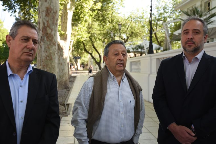El intendente que hizo la jugada junto a su pares. Foto: Maximiliano Ríos/MDZ