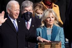 Joe Biden asumió este miércoles 20 de enero como el 46º presidente de Estados Unidos, elegido para gobernar al país los próximos cuatro años. En la foto Biden aparece junto a la primera dama, su esposa Jill Biden.